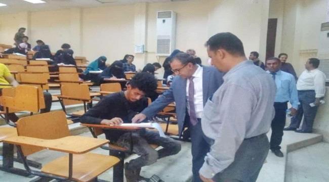 رئيس جامعة عدن يتفقد سير إمتحانات المنافسة لإجازة المحاسب القانوني