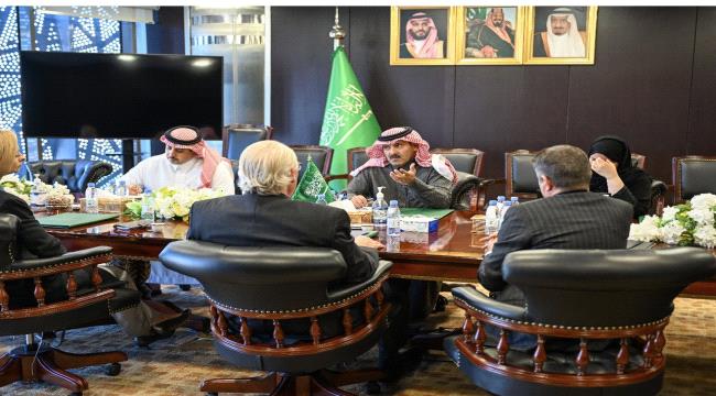 السفير السعودي آل جابر يبحث مع المبعوث الأمريكي لليمن تعنت الحوثي بتمديد الهدنة