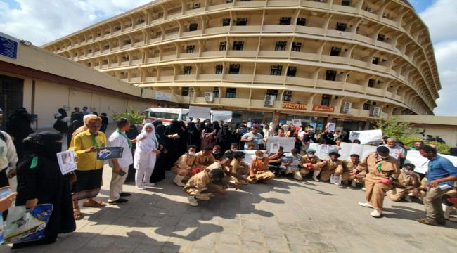 في وقفة تضامنية.. موظفو مستشفى الصداقة بعدن يرفضون حملات التحريض ضد المديرة