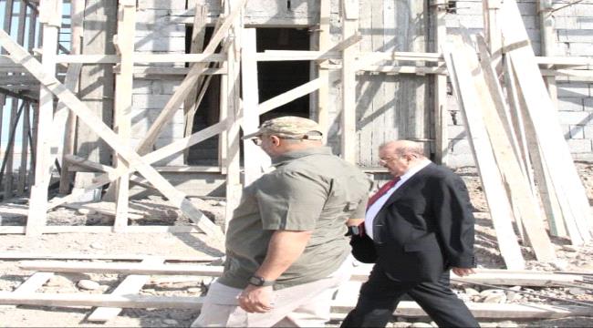 طارق صالح والبركاني يتفقدان سير إنشاء المرحلة الثانية من مشروع مطار المخا
