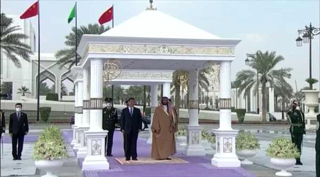بالفيديو.. لماذا استُقبل الرئيس الصيني باللون البنفسجي في السعودية بدل "السجادة الحمراء" ؟