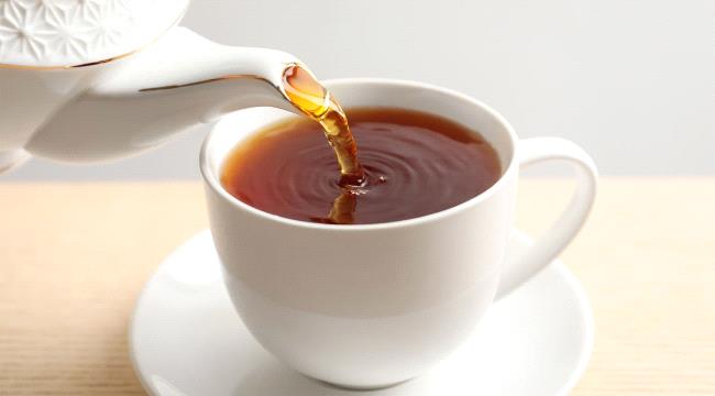 ماذا يحدث عند شرب الشاي على الريق ؟