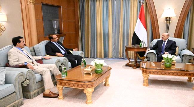 العليمي يجتمع بمحافظي حضرموت والجوف