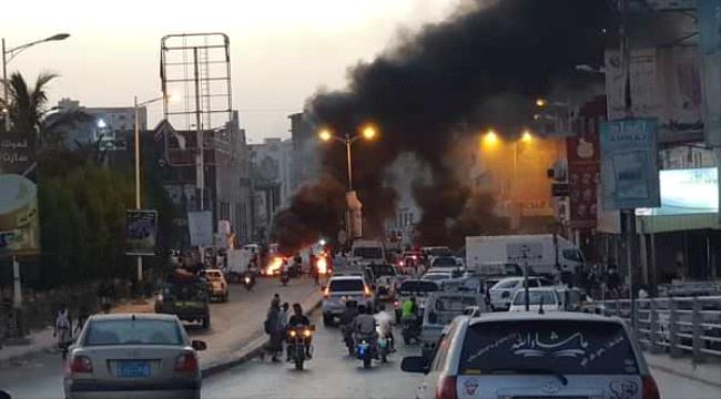 محتجون يقطعون طريقين دوليين مع تصاعد الاحتجاجات في وادي حضرموت