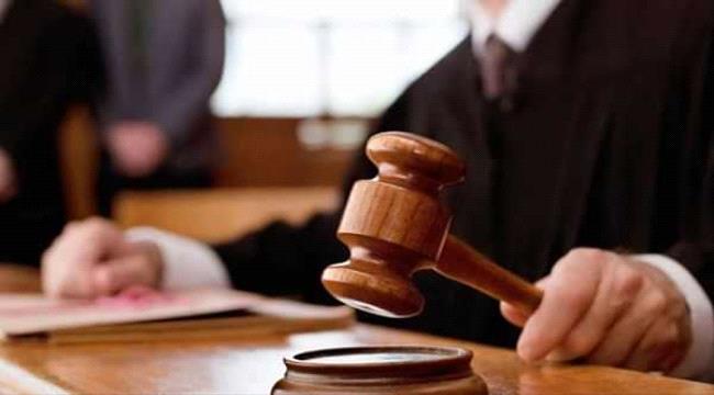 بعد زواجه من امرأة خلعها عن زوجها.. إصابة محام يمني بالرصاص داخل محكمة