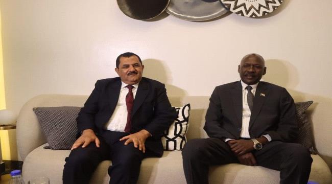 وزير الدفاع اليمني يصل إلى السودان في زيارة رسمية 