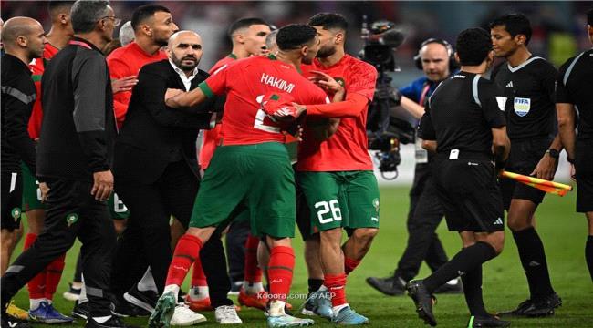 بالصور.. لاعبو المغرب يهاجمون القطري الجاسم  حكم  مباراة كرواتيا