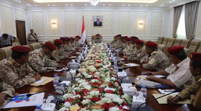 وزير الدفاع اليمني يعقد اجتماعاً موسعاً لقيادة وحدات محور أبين