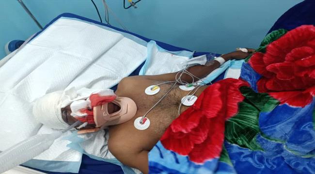 إصابة خطيره لعامل سقط عليه عمود كهرباء بلحج