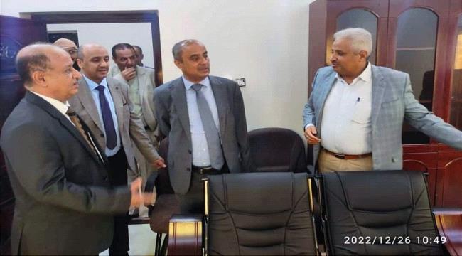 وزير المالية اليمني يطّلع على سير العمل في مصلحة الضرائب