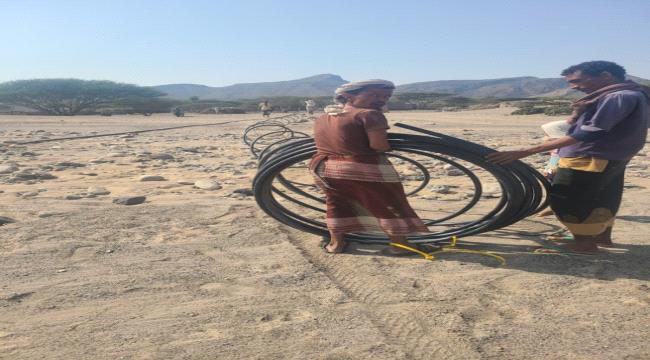 من أفقر المناطق.. فاعل خير يتكفل بتوصيل شبكة مياه لعدد من قرى ملاح ردفان 