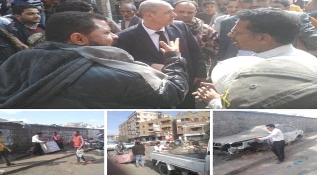 تعز..مكتب الاوقاف ينفذ حملة لإزالة الاستحداثات بمقبرة الاجينات