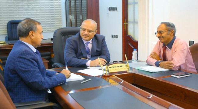 باذيب يبحث الإجراءات المتبقية لتنفيذ مشروع المستشفى التعليمي الجامعي