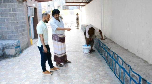 مأمور صيرة يطلع على أعمال بناء مظلات وكراسي في مركز التوليد
