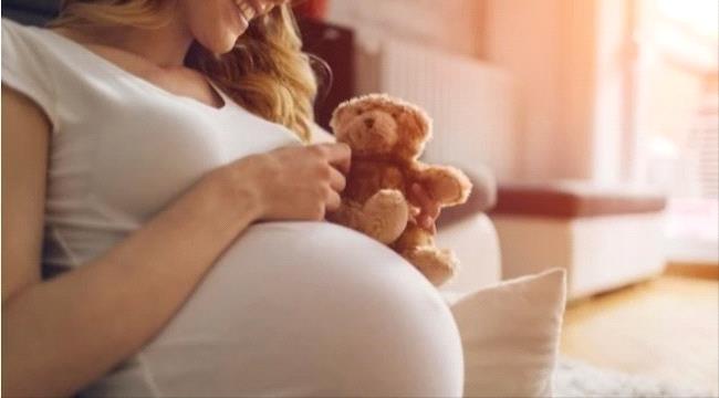 العلماء يحلون لغز سبب ركل الجنين لرحم أمه