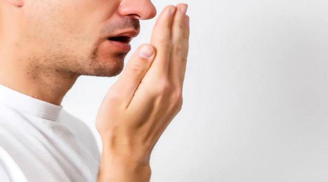 ما أسباب رائحة الفم الكريهة وكيفية التخلص منها ؟