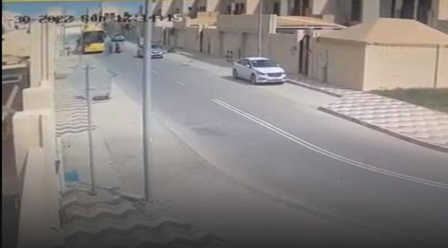 السعودية .. شاهد لحظة دهس طفلة بعد نزولها من حافلة مدرسية