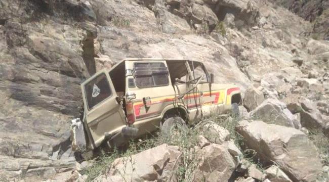 صورة- نجاة سائق سيارة من الموت بأعجوبة أثر حادث انقلاب بيافع