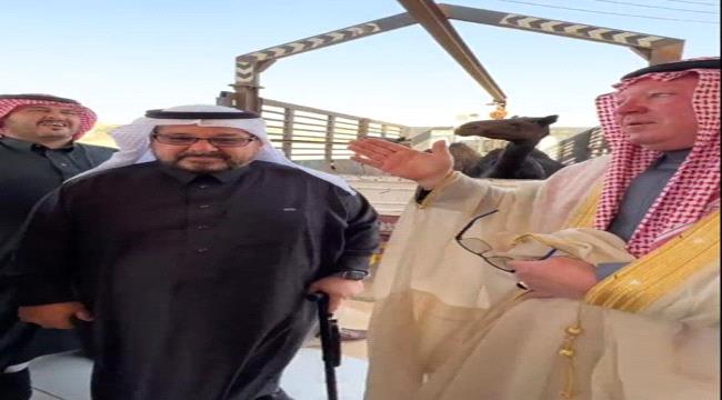 السعودية.. مواطن يقدم أغلى هدية لدى السعوديين لأمريكي بسبب ما فعله مع ابنه.. والأخير يبكي بشدة