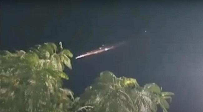 شاهد.. ظهور أضواء غريبة مجهولة المصدر في السماء تثير جدلا واسعا