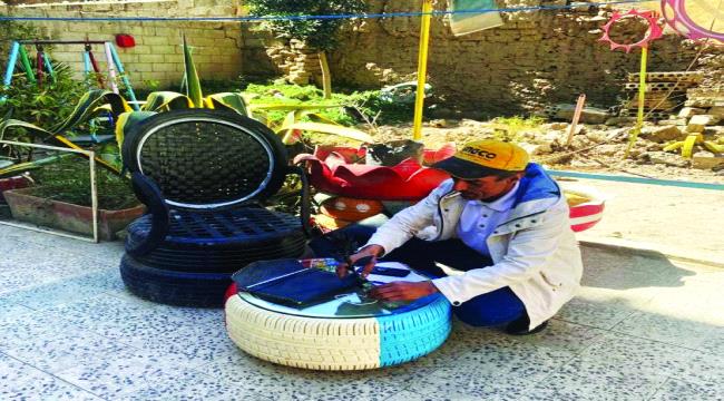 إعلامي يمني سابق يحول الإطارات إلى تحف فنية