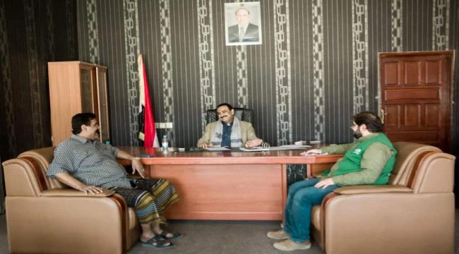 محافظ شبوة يثمن نتائج اعمال فريق برنامج الاعمار السعودي .