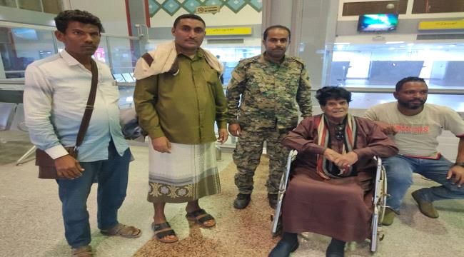 الفنان عوض أحمد يغادر عدن إلى القاهرة على نفقة الناشطة توكل كرمان 