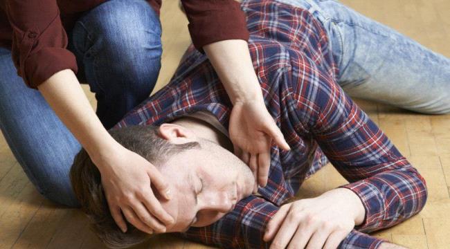 استشاري: هكذا يمكن التمييز بين الصرع والتشنجات.. وهذه أبرز أعراضهما