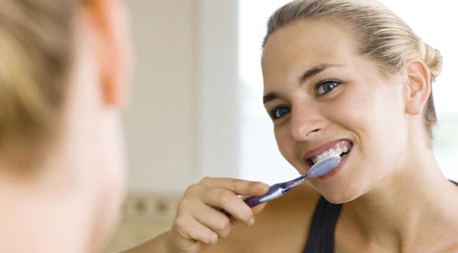 5 أخطاء نرتكبها عند تنظيف أسناننا