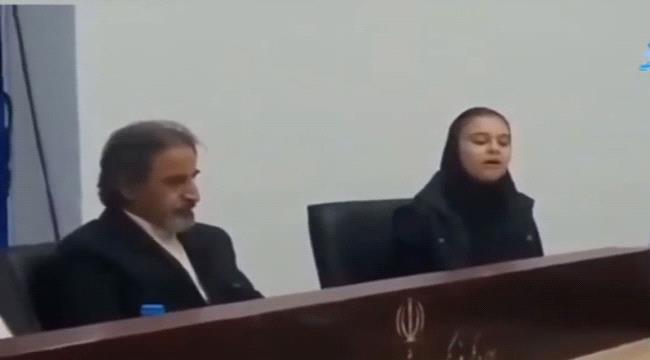 شابة إيرانية تتجاوز "المحظور" وتشدو بصوت شجي في اجتماع رسمي - فيديو