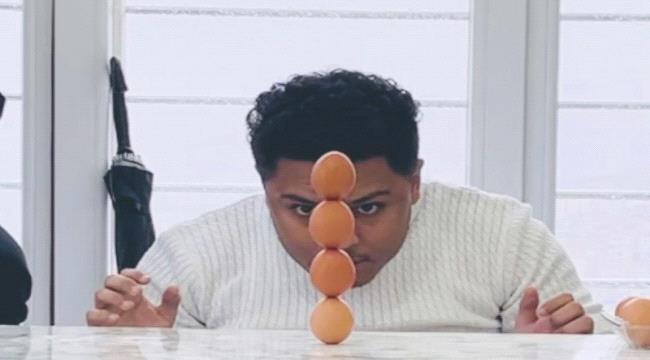 شاب يمني يحطم رقما قياسيا بحبات " البيض "