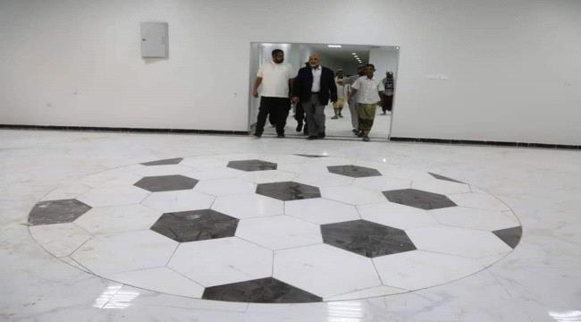 الوكيل الكثيري يطلع على التجهيزات النهائية بمكتب الشباب والرياضة