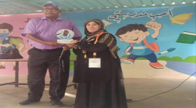مدرسة في عدن تحتفي فائز بمسابقة الرائد العربي 