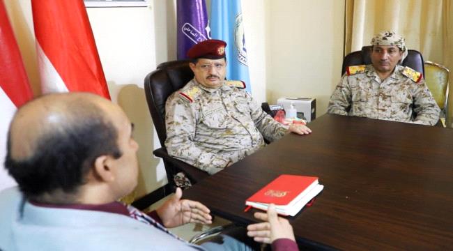وزير الدفاع يلتقي أعضاء لجنة التحقيق ويؤكد التزام الجيش بحقوق الانسان