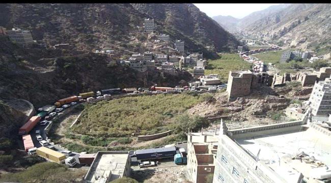 ازدحام خانق بخط يافع والمواطنون يطالبون الحكومة بدعم وسفلته خط يافع الثاني الذي شارف الاهالي على افتتاحه
