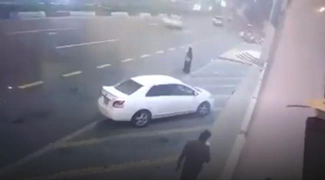 شاهد فيديو مروع.. لحظة دهس سيدة في السعودية