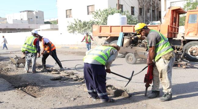 بتمويل من صندوق صيانة الطرق.. مؤسسة الطرق تواصل مشروع ترميم شوارع مديرية صيرة في عدن