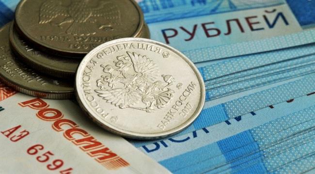 بورصة روسيا تتراجع 8% والروبل يواصل الهبوط