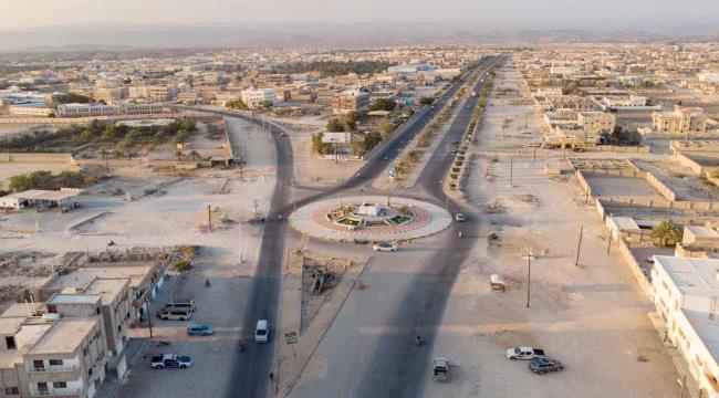 تواصل أعمال إعادة تأهيل المدخل الرئيس وجولة الستين والمدخل الشرقي لغيل باوزير