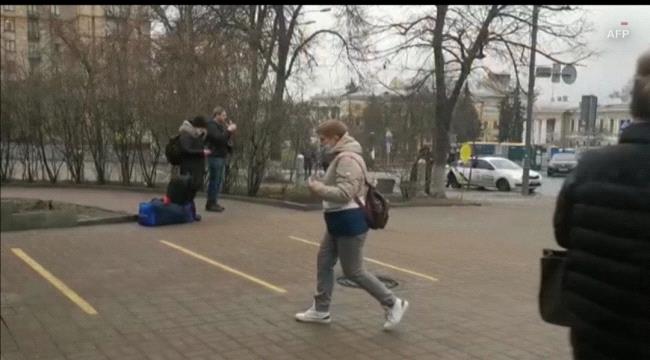 ازدحام شديد أمام الصرافات الآلية في أوكرانيا