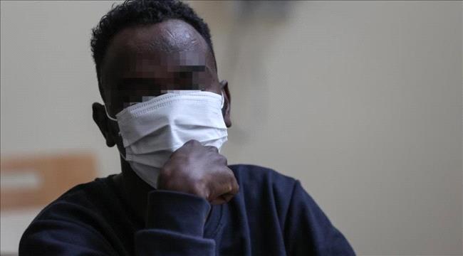 بعد هروبه من الحوثي.. يمني يروي ساعات الرعب: سلطات هذه الدولة ألقتنا في البحر