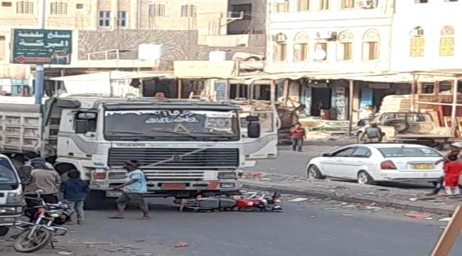 لحج| وفاة شخص اثر دهس شاحنة دراجته النارية بالحبيلين
