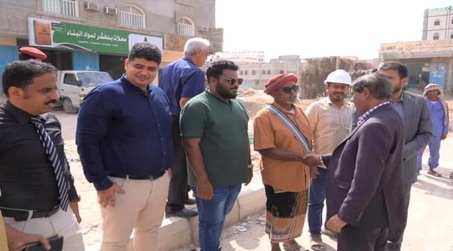محافظ حضرموت يفتتح مشروع صيانة وتأهيل الشارع العام لمنطقة روكب بالمكلا