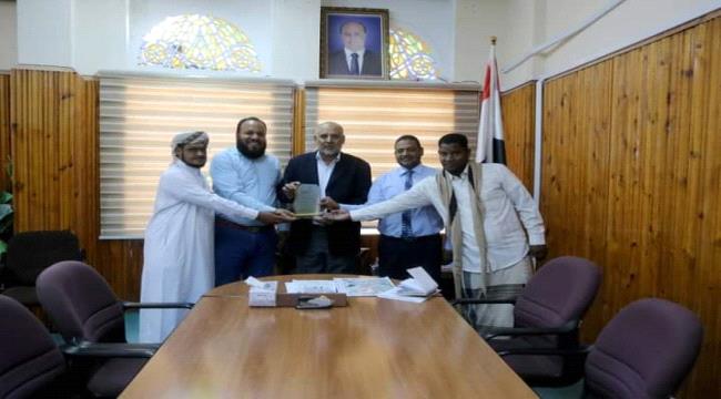 الوكيل الكثيري يتسلم درع تقديري من اتحاد منظمات المجتمع المدني بوادي حضرموت
