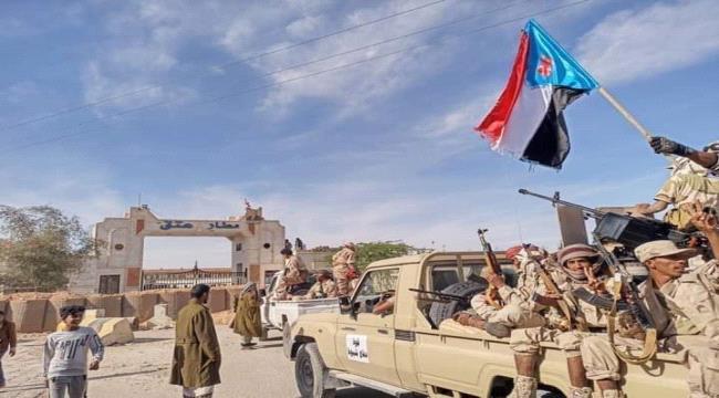 شاهد عشرات الأسرى الحوثيين بقبضة ألوية العمالقة في شبوة
