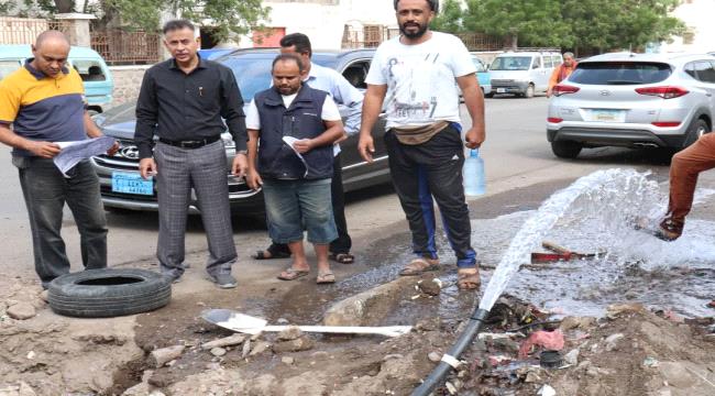 الجاوي يتفقد اعمال الحفر لتركيب وصيانة بيبات المياه الرئيسية والفرعية بالمعلا