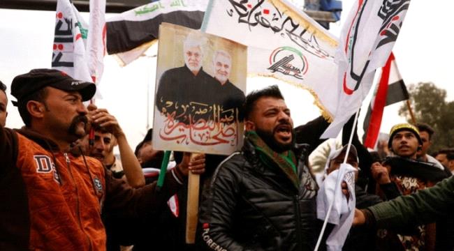 متظاهرون يمزقون صوراً لقاسم سليماني في جنوب العراق 