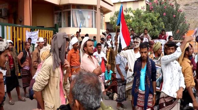 قوة عسكرية تطلق النار على « إحتجاج أهلي » في مسيمير لحج ضد مصنع إسمنت الوطنية 