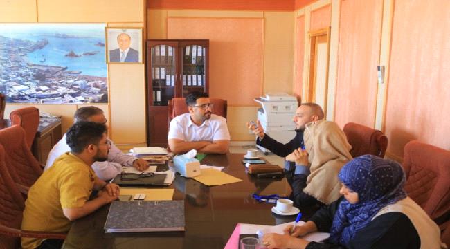 الوكيل السقاف يلتقي قيادة وزارة التجارة والصناعة لتوحيد الجهود بين الوزارة والسلطة المحلية