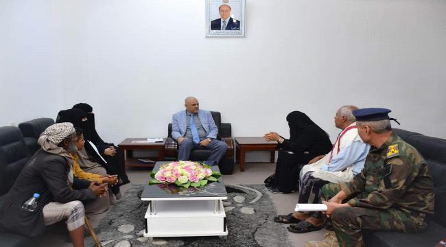 محافظ تعز يلتقى أسرة الحرق ويوجه بسرعة إعادة المخطوفة وضبط الخاطفين وتقديمهم للعدالة 